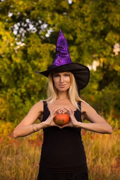 Chica feliz en disfraz de Halloween practicando yoga —  Fotos de Stock