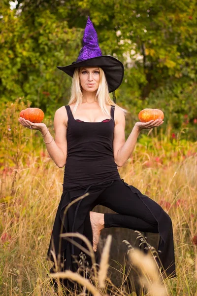 Olumlu erkek cadı kostüm pratik yoga