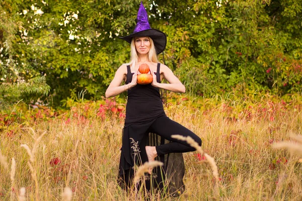 Güzel erkek cadı kostüm pratik yoga