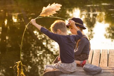 Mutlu çocuk elinde sopa ile oturan