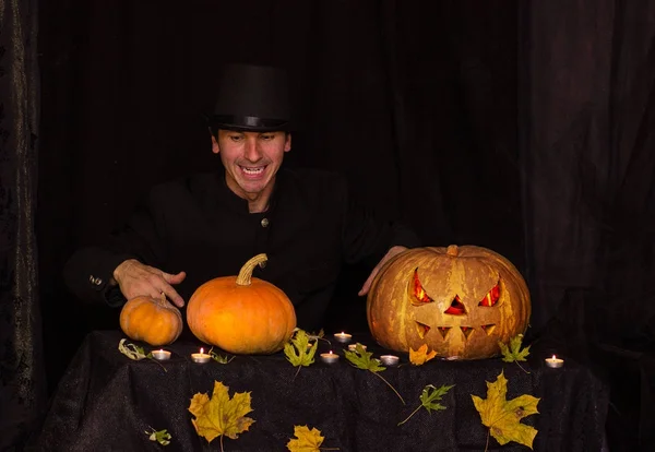 Asistente y un montón de calabazas de Halloween —  Fotos de Stock