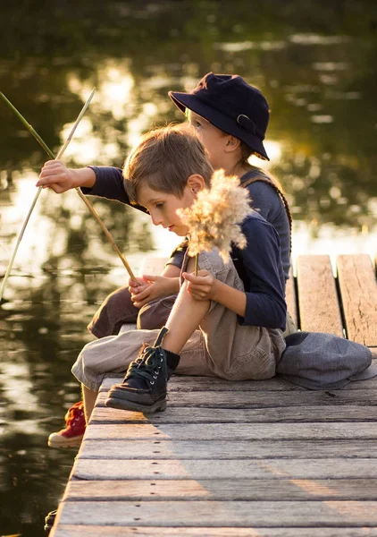 Güzel çocuk elinde sopa ile oturan
