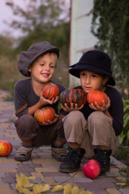 Etkin çocuklar Halloween pumpkins ile oturan