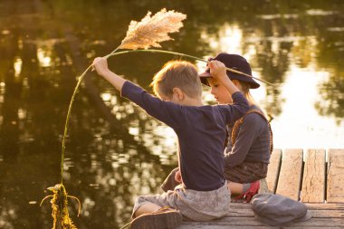 Mutlu çocuk elinde sopa ile oturan