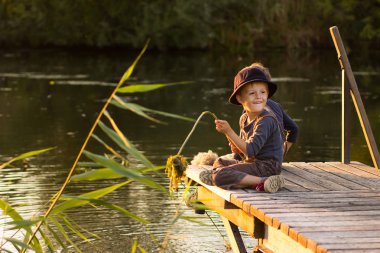 Aktif çocuk elinde sopa ile oturan