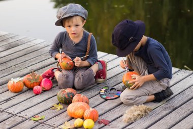 Pozitif çocuk küçük Halloween pumpkins boya