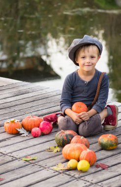 Halloween pumpkins ile oturan çocuk