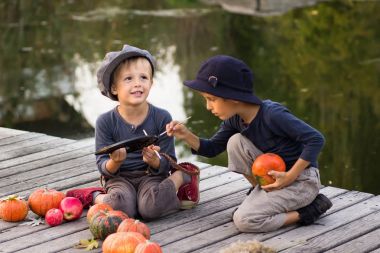 Gülen çocuk küçük Halloween pumpkins boya