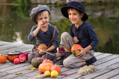 Neşeli Çocuklar küçük Halloween pumpkins boya