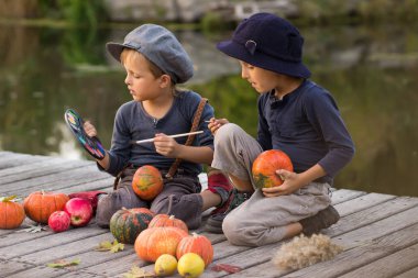 Küçük çocuklar boya küçük Halloween pumpkins