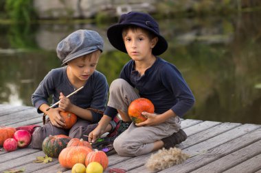 Neşeli çocuklar boya küçük Halloween pumpkins