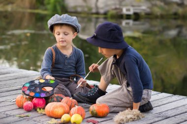 Dost çocuklar boya küçük Halloween pumpkins