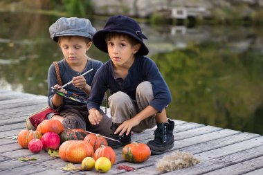 Küçük Halloween pumpkins iki erkek boya