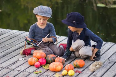 Mutlu çocuklar boya küçük Halloween pumpkins