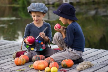 Gülen çocuklar boya küçük Halloween pumpkins
