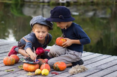 Olumlu çocuklar boya küçük Halloween pumpkins