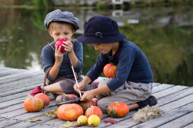 Gülümseyen çocuklar boya küçük Halloween pumpkins
