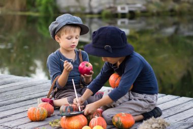 Neşeli çocuklar boya küçük Halloween pumpkins