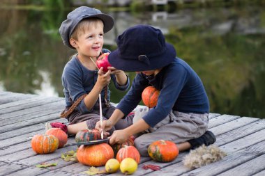 Çocuklar küçük Halloween pumpkins boya