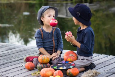 İyi çocuklar kabak ve elma ile oturan