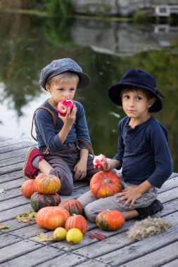 Kabak ve elma ile oturma pozitif çocuklar