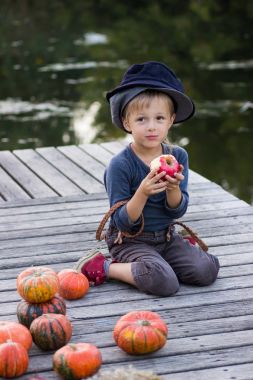 Aktif çocuk kabak ve elma ile oturan