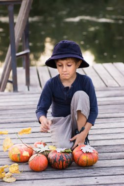 Kabak ile oturan boy gülümseyerek