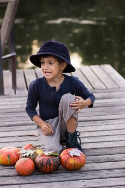 Kabak ile oturma pozitif çocuk