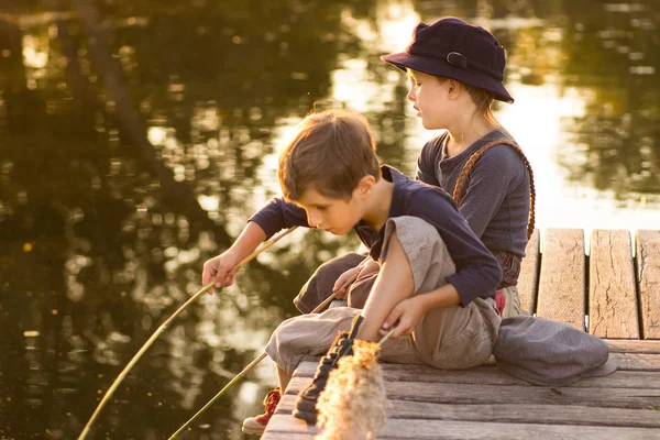 Kolay çocuk elinde sopa ile oturan