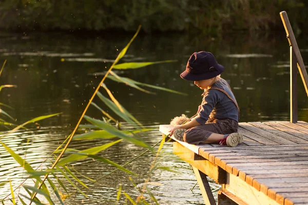 Neşeli çocuk elinde sopa ile oturan