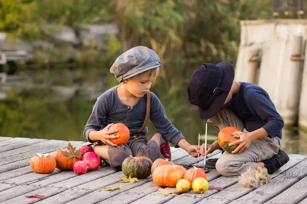 Enfants heureux peignent de petites citrouilles Halloween — Photo