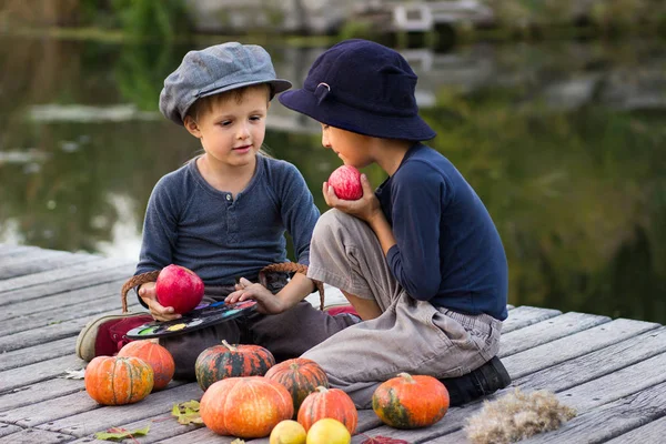 İki neşeli çocuklar küçük elma boya 