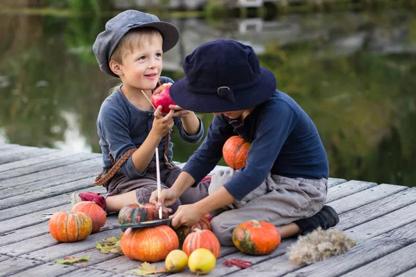 Çocuklar küçük Halloween pumpkins boya