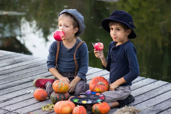 Kabak ve elma ile oturan sevindim çocuklar