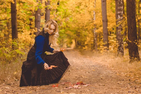 Mulher alegre em um passeio na floresta de outono — Fotografia de Stock