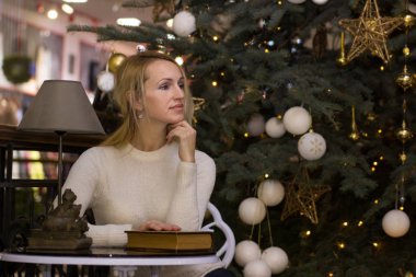 Uzun saçlı kadın kutlama Noel sevindim
