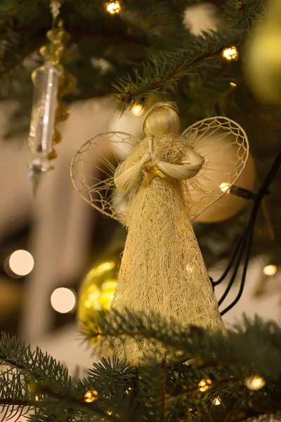 Ángel está en el árbol de Navidad — Foto de Stock