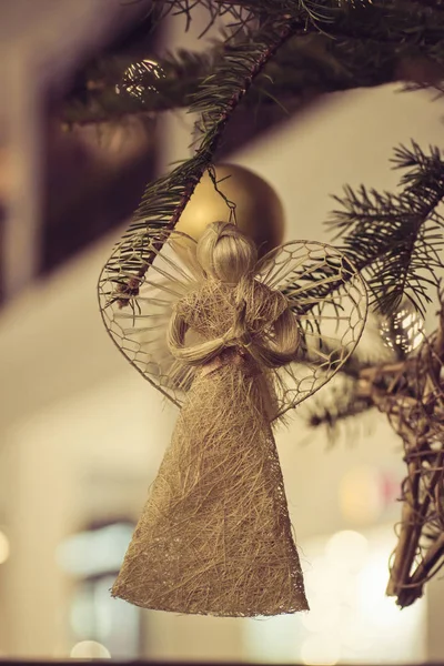 Bonito ángel está en el árbol de Navidad — Foto de Stock