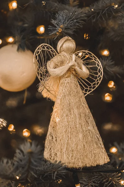 Ángel y decoraciones están en el árbol de Navidad — Foto de Stock