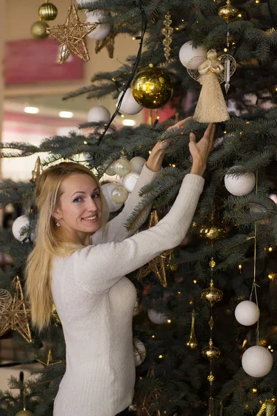 Femme aux cheveux longs fête Noël — Photo