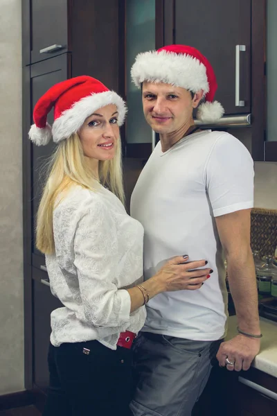 Heureux couple aimant célébrer Noël — Photo