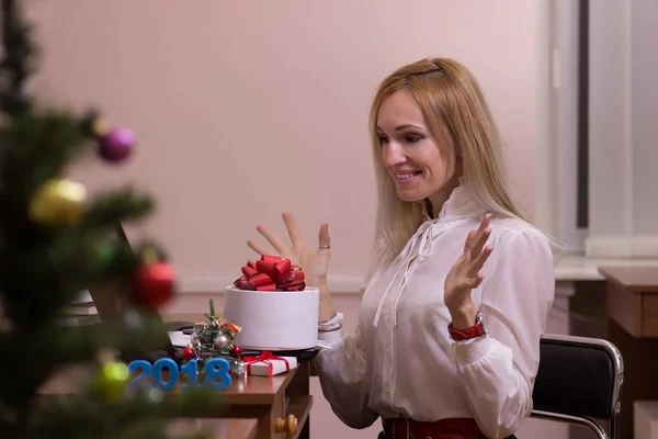 Rire femme travaillant dans un bureau à Noël — Photo