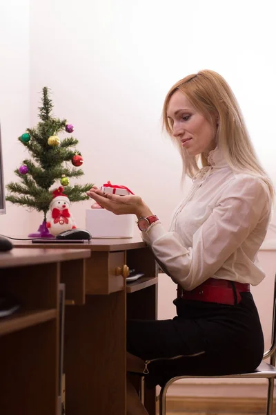 Belle femme travaillant dans un bureau à Noël — Photo