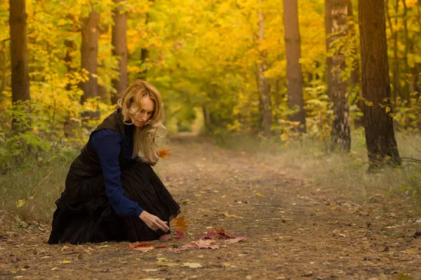 Glückliche Junge Frau Auf Einem Spaziergang Herbstlichen Wald — Stockfoto