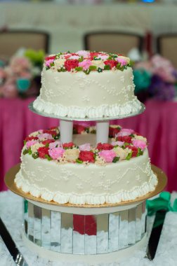 Güzel düğün pastası ile gül ve çiçek