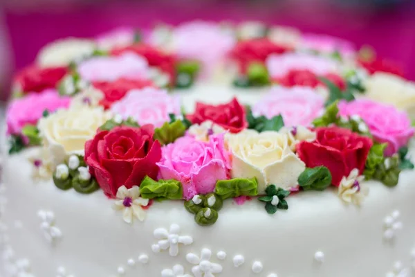 美丽的婚礼蛋糕与玫瑰和花 — 图库照片
