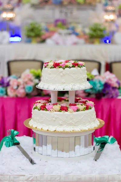 美丽的婚礼蛋糕与玫瑰和花 — 图库照片
