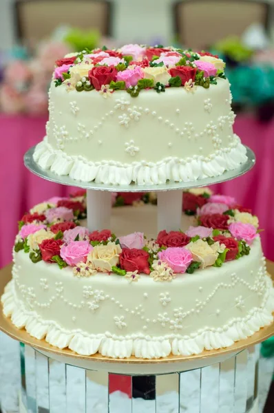 Vacker Bröllopstårta Med Ros Och Blomma Stockfoto