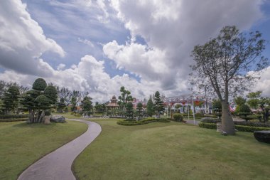 Bahçe yol yol bükme ile. Hissediyorum sakin ol.