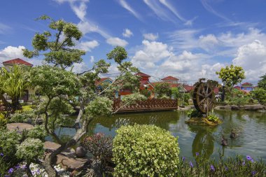 Bahçede su yel değirmeni.